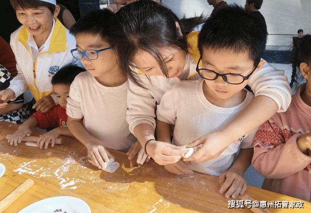 活动现场,惠州拓普家政服务的专业面点师为孩子们详细讲解了